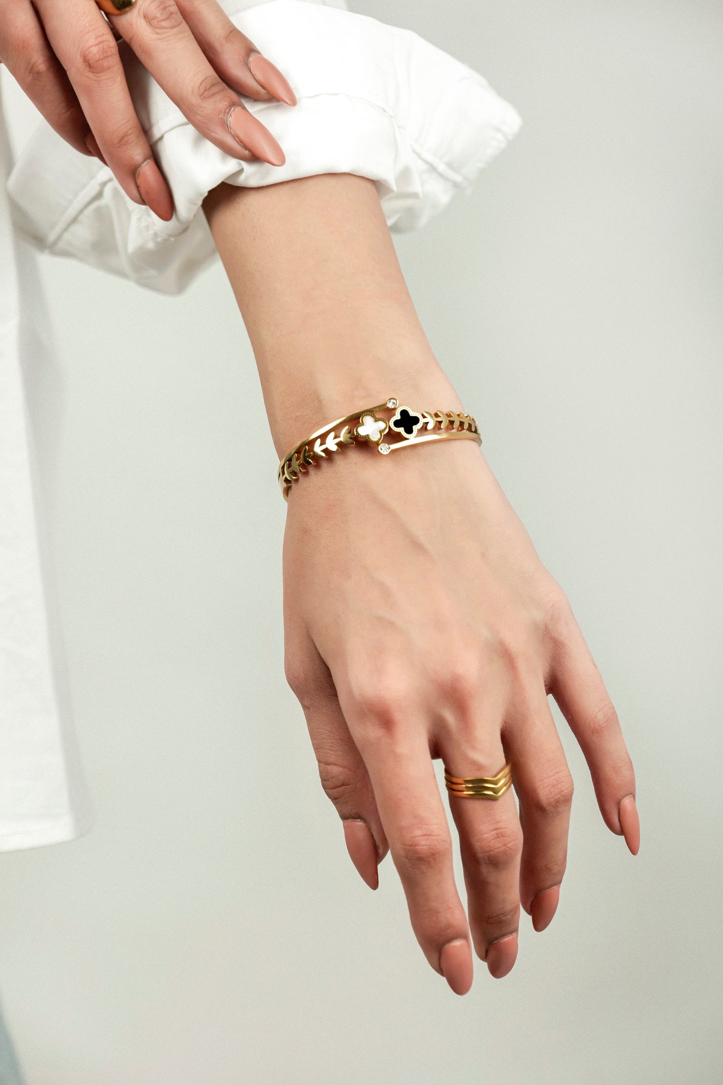LEAFY CLOVER CHARM BANGLE