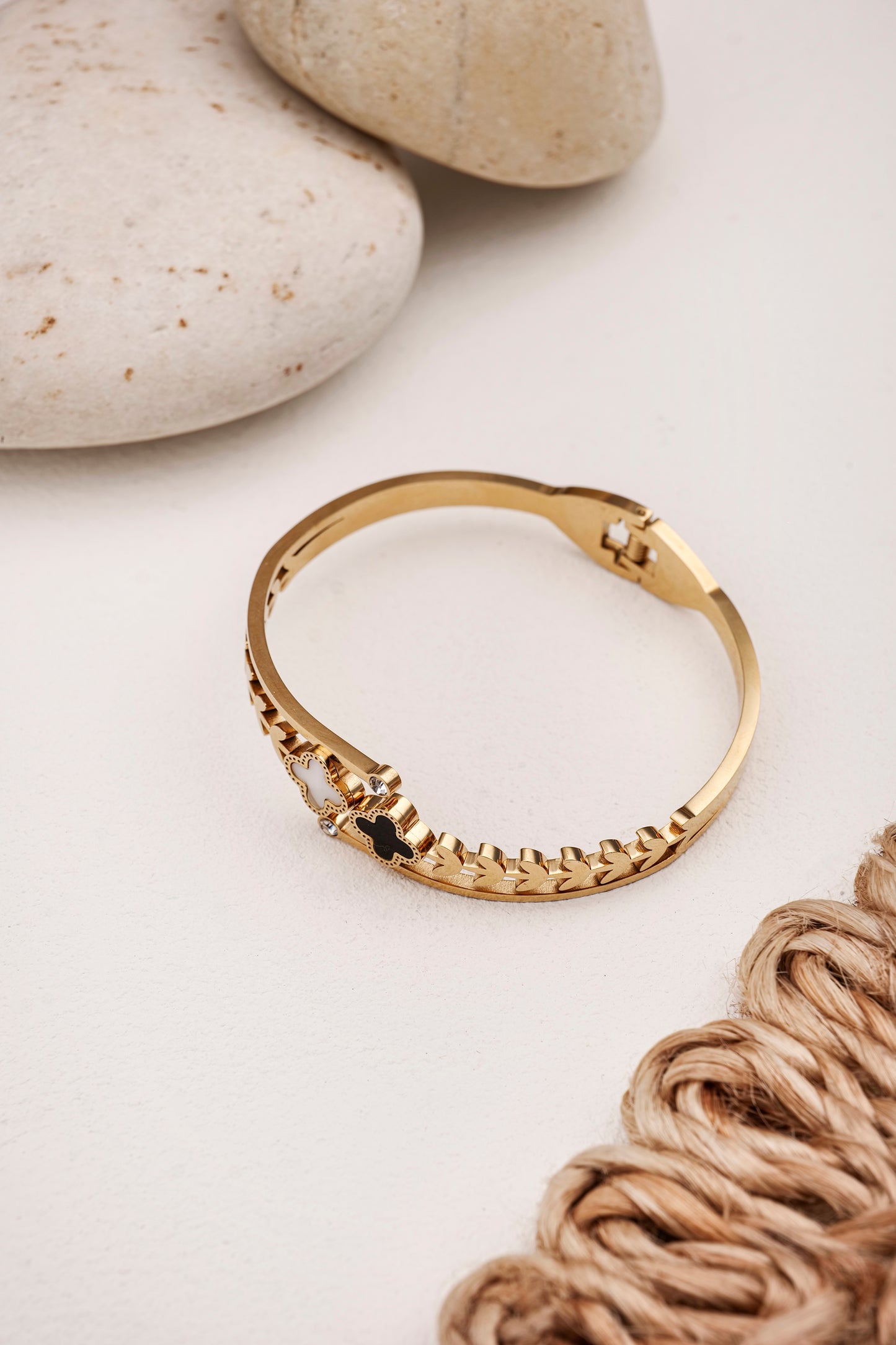 LEAFY CLOVER CHARM BANGLE