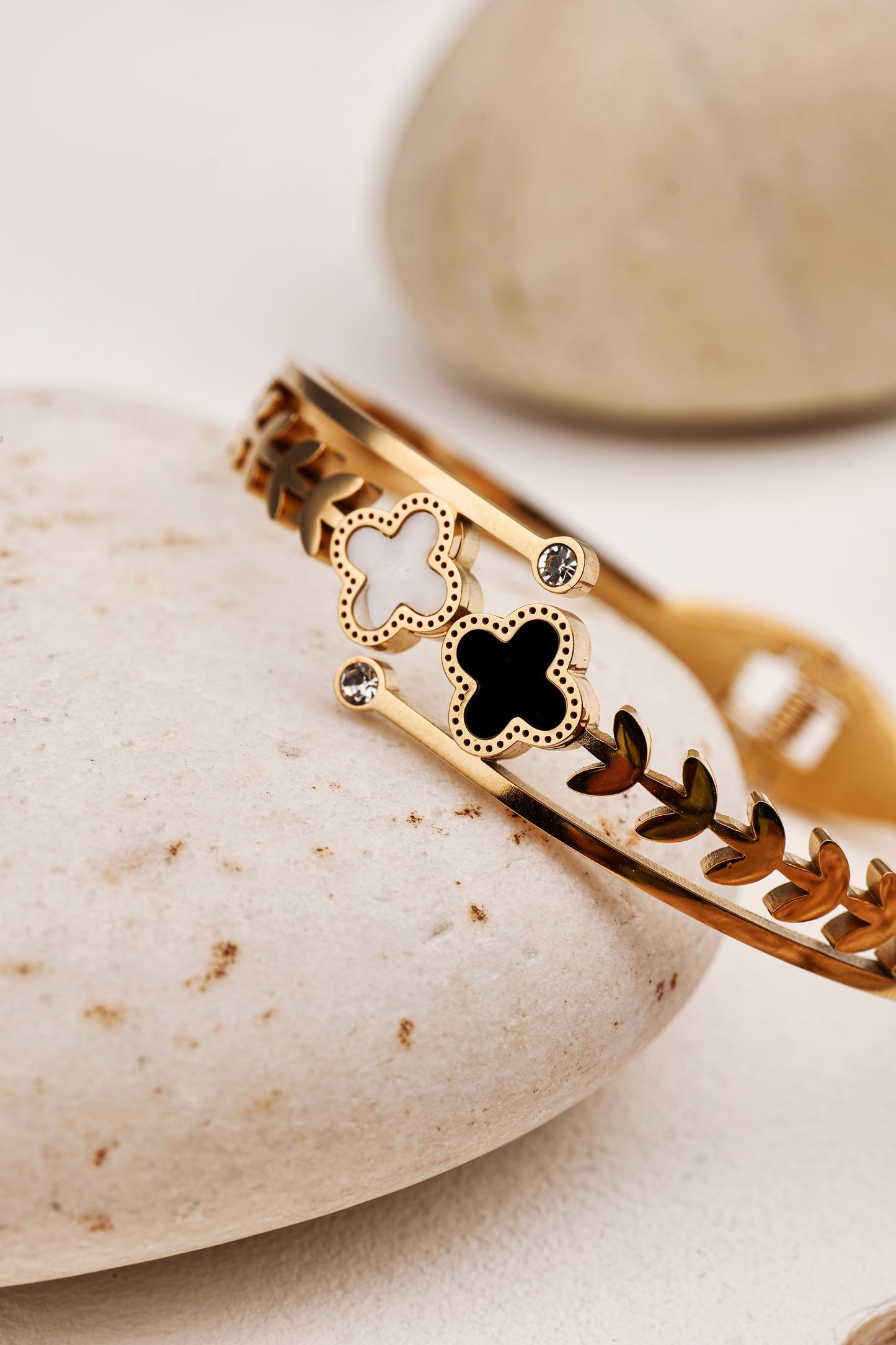 LEAFY CLOVER CHARM BANGLE