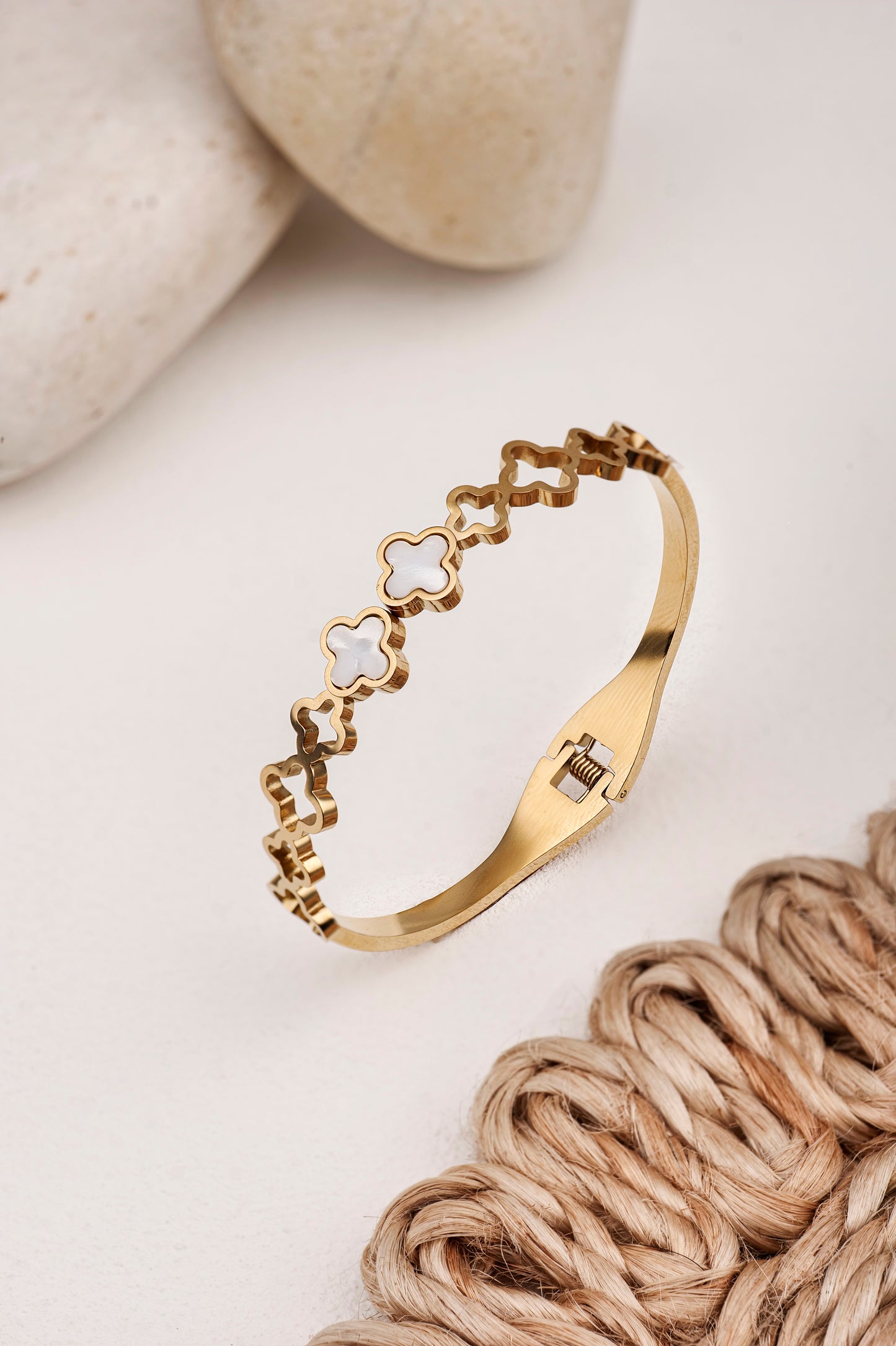 CLOVER MOTHER OF PEARLS BRACELET
