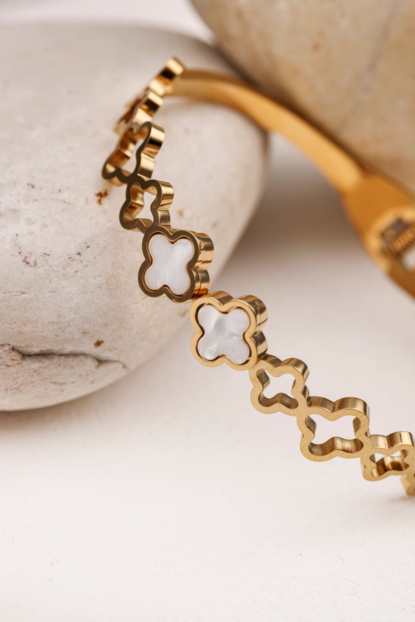 CLOVER MOTHER OF PEARLS BRACELET