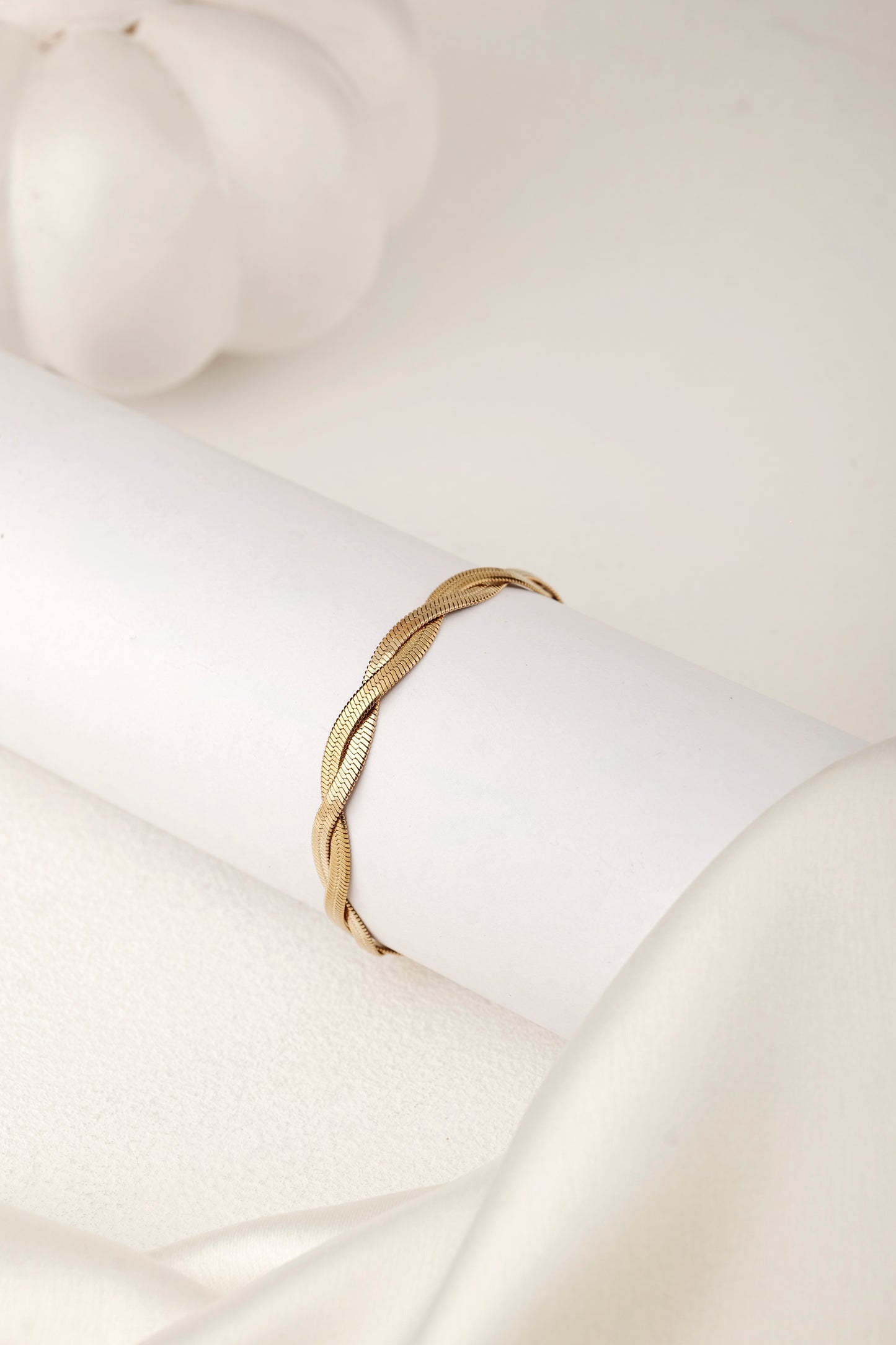 TWISTED ELEGANCE CHAIN BRACELET