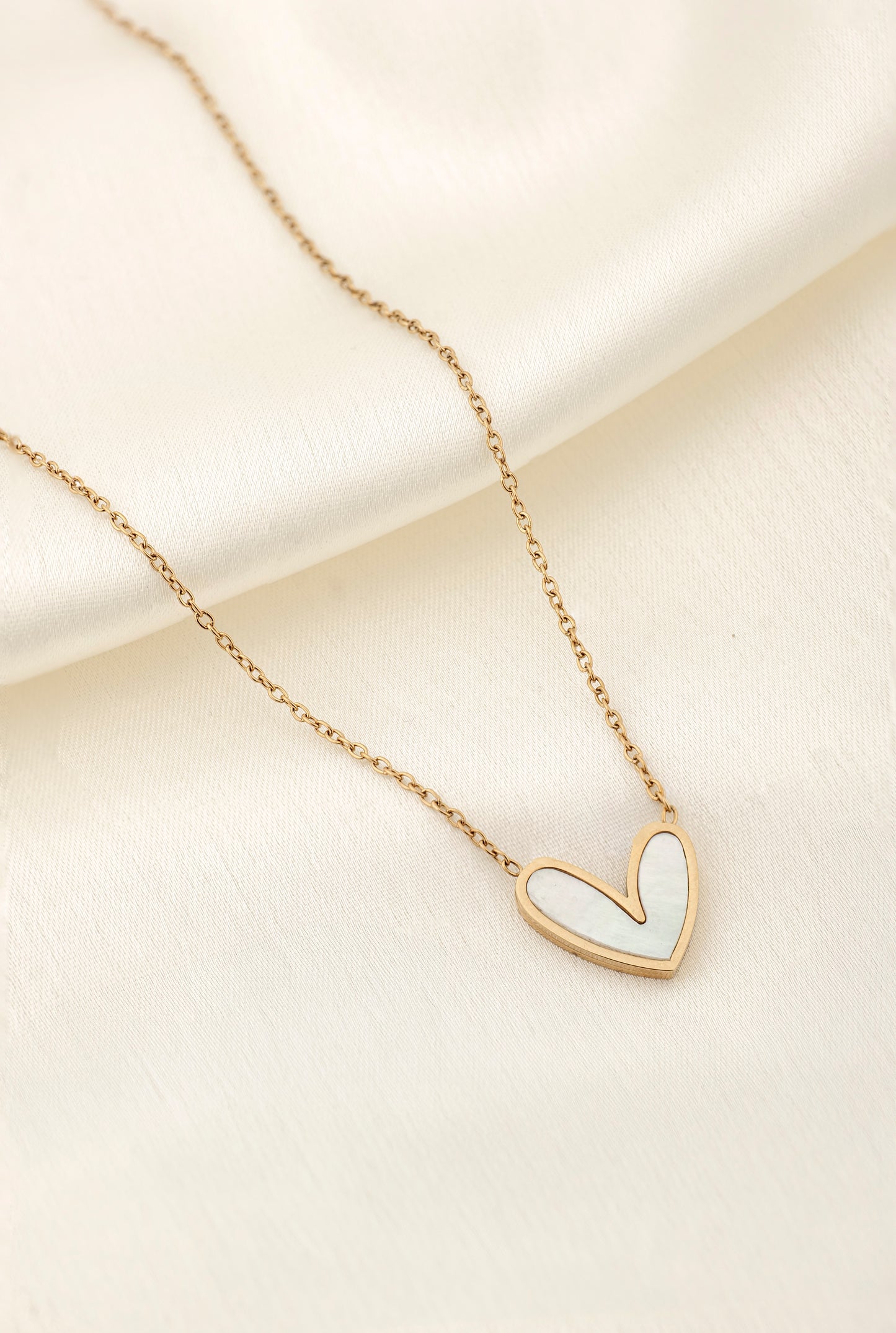 WHITE HEART CHAIN NECKLACE