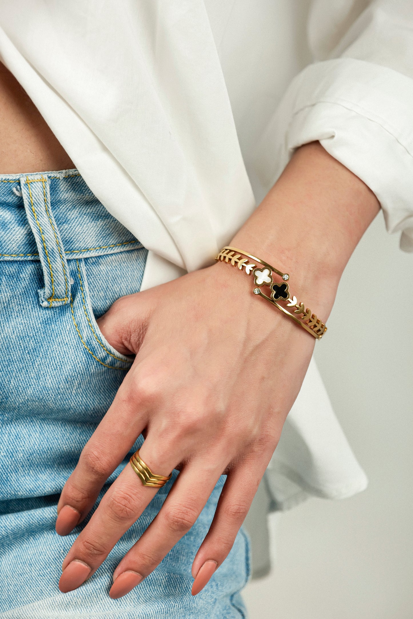 LEAFY CLOVER CHARM BANGLE