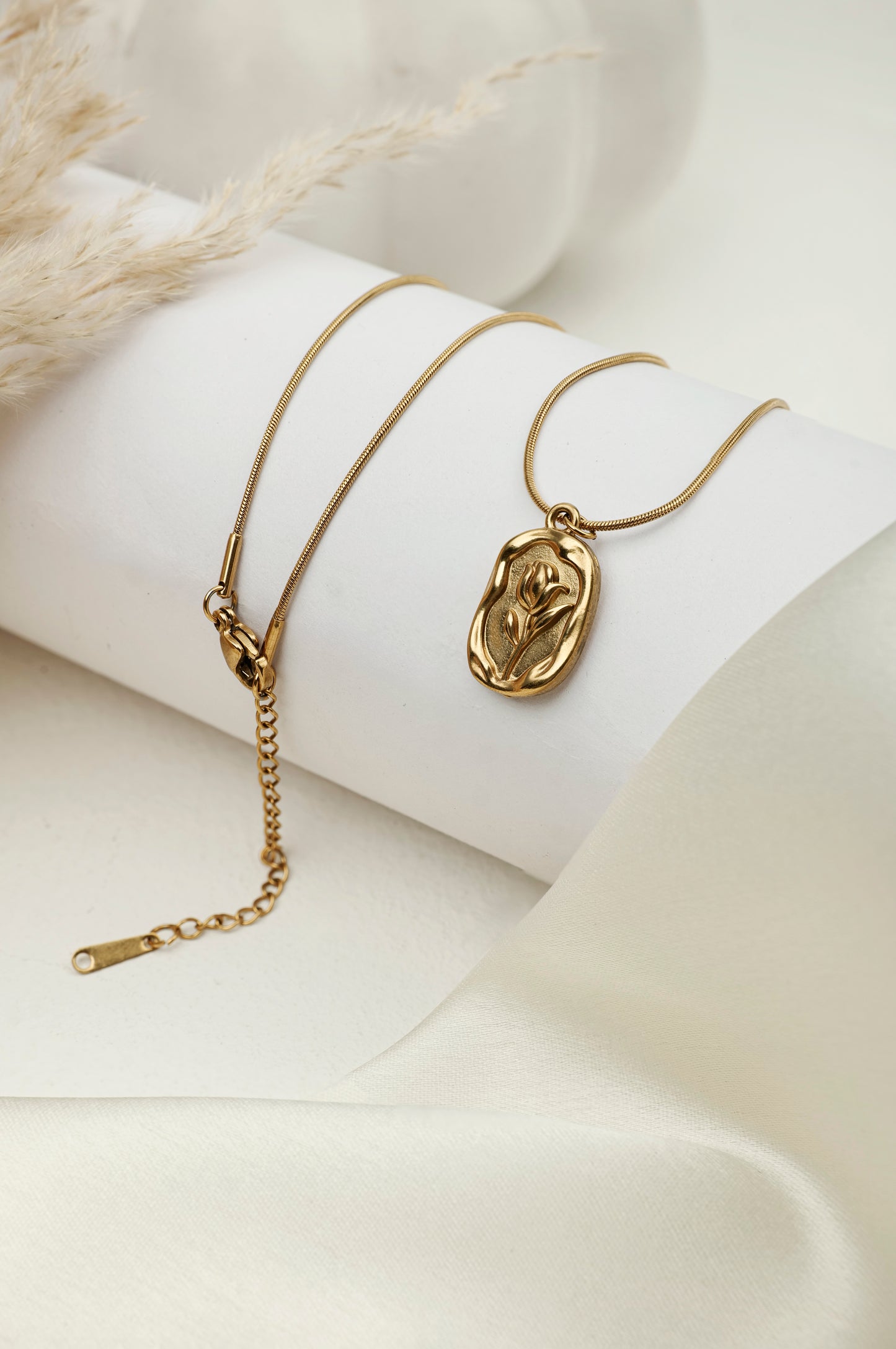 GOLDEN BLOOM PENDANT CHAIN