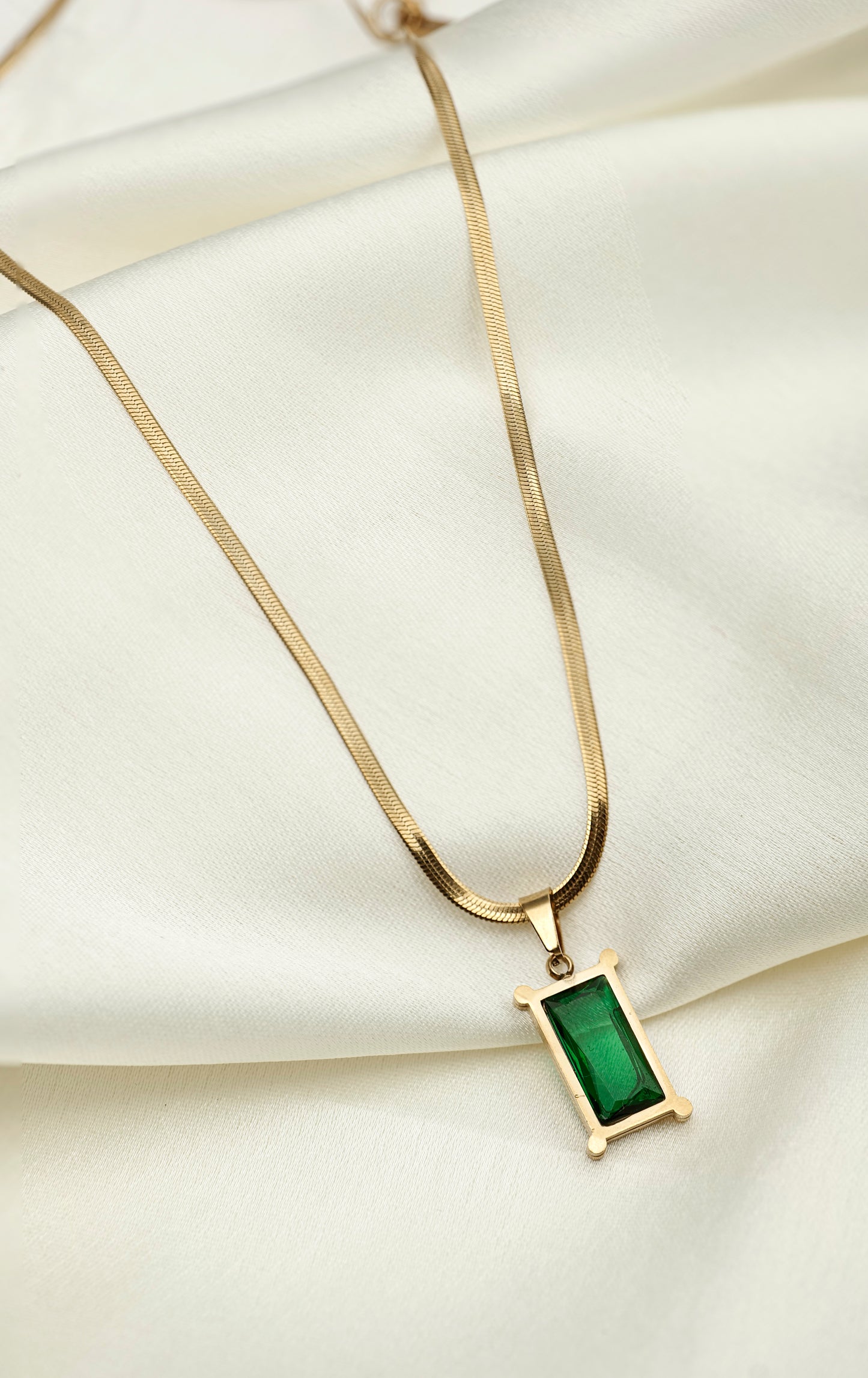 EMERALD FRAME PENDANT CHAIN