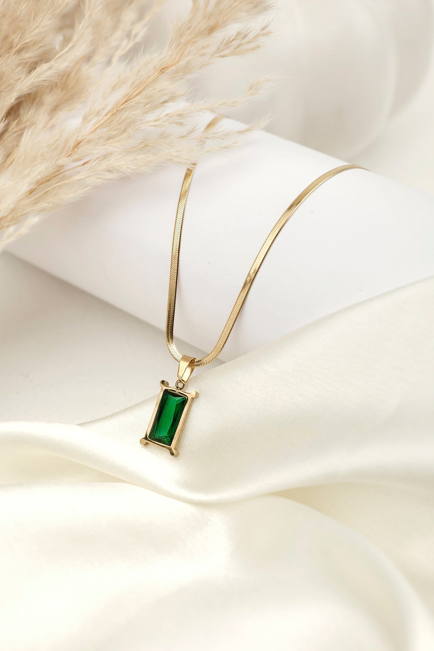 EMERALD FRAME PENDANT CHAIN