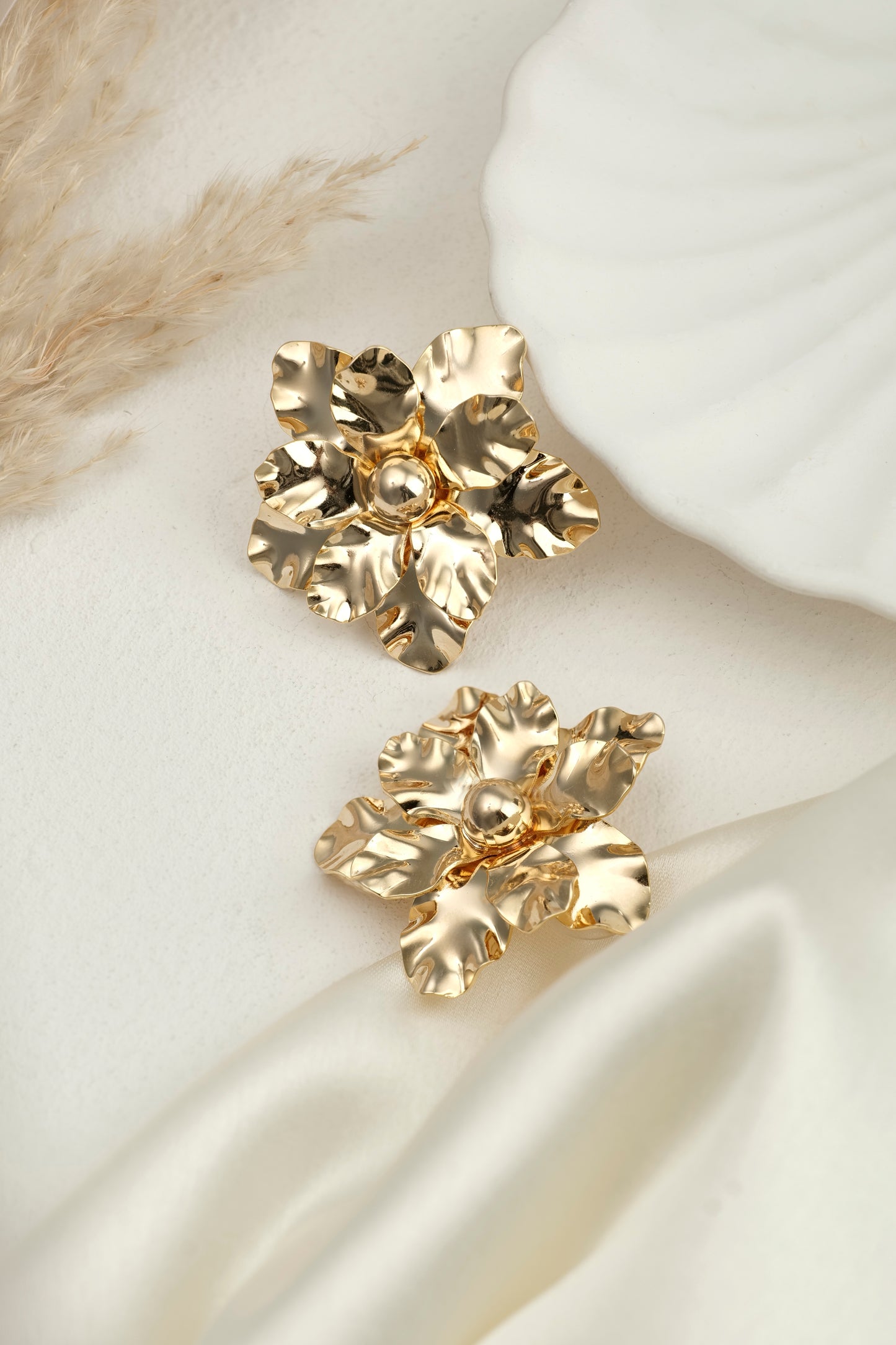 GOLDEN BLOOM STATEMENT STUD