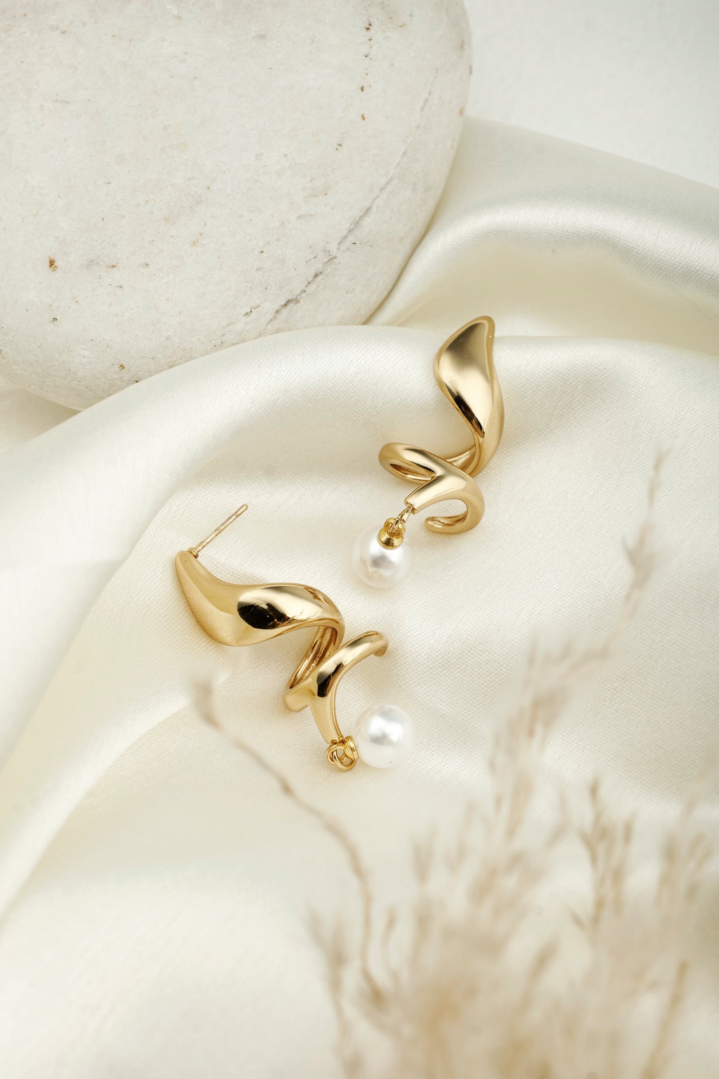 GOLDEN SWIRL PEARL DROP EARRINGS