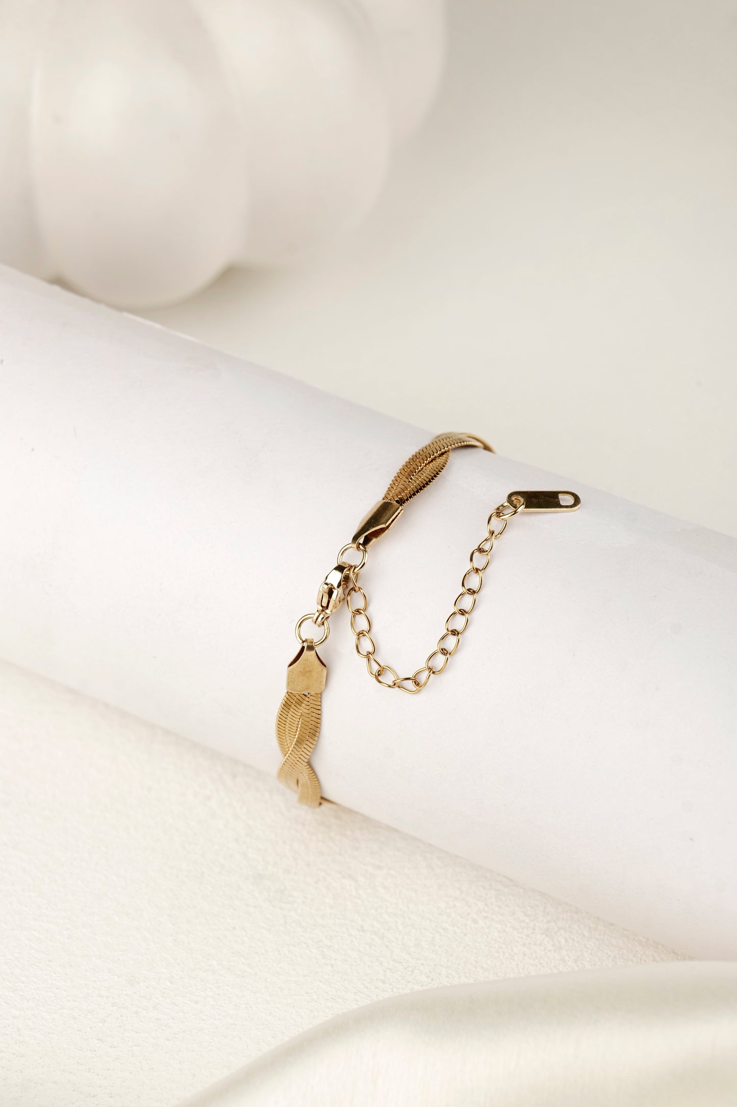 TWISTED ELEGANCE CHAIN BRACELET
