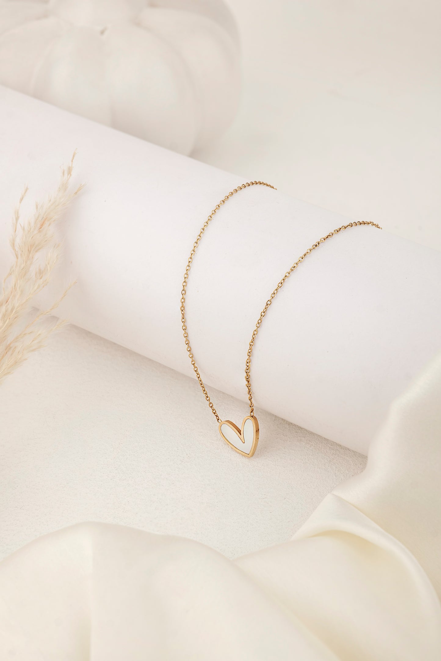 WHITE HEART CHAIN NECKLACE
